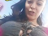 Samira montre sa grosse chatte toute mouillee