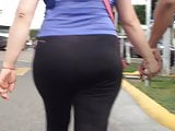 Buen culo en licra caminando