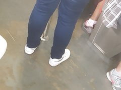 Coroa milf madura rabuda jeans trem