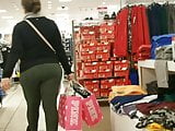 Candid Latina milf with a fat ass in green spandex. 
