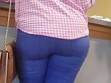 Quick peek at an African booty in jeans 