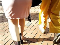 MILF WITH JIGGLE BOOTY