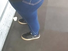 Gostosa jeans colado rabuda