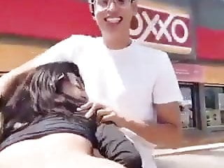 Me cachondeo a mi novia fuera del oxxo