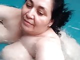 GORDA BBW PEITUDA NADANDO PELADA NO MOTEL