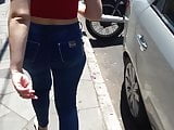Novinha rabuda deliciosa jeans 